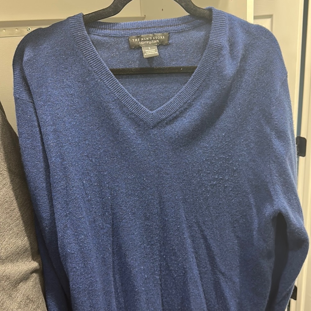 Bloomingdale’s cashmere v neck sweater